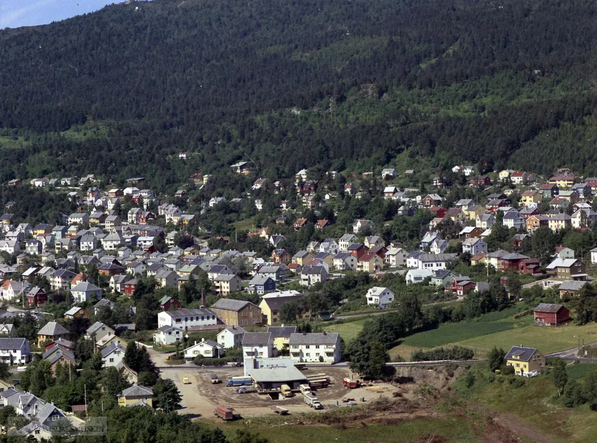 Krysset Frænaveien / Moldegårdsveien med Godssentralen i forgrunnen. Bak Ullvarefabrikken i Fabrikkveien. Peder Vangens gård til høyre.Lingedalen Moldegård, Godssentralen, Linjegods