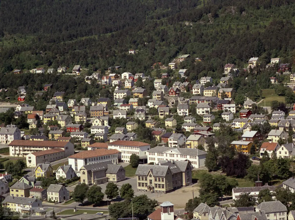 Øvre vei i forgrunnen. Molde folkeskole (Elvebakken skole fom høsten 1957), Molde gymnas bakenfor og til venstre. Molde gamlehjem (ferdig 1952) ligger vestenfor. Nederst til høyre i bildet Metodistkirken (innviet 19. juni 1947).Elvebakken, Molde.Gymnaset, Aldershjem