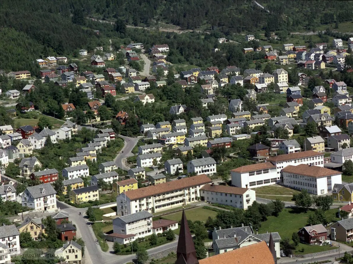 Molde alders- og sjukeheim, Lars Bugges konfeksjonsfabrikk midt foran bildet, Kirkebakken til venstre. Fritjof Nansens gate går opp mot Fagerlia. .Molde Aldersheim.Svenskebyen. Sund, Berit - Romsdals Kjølelager