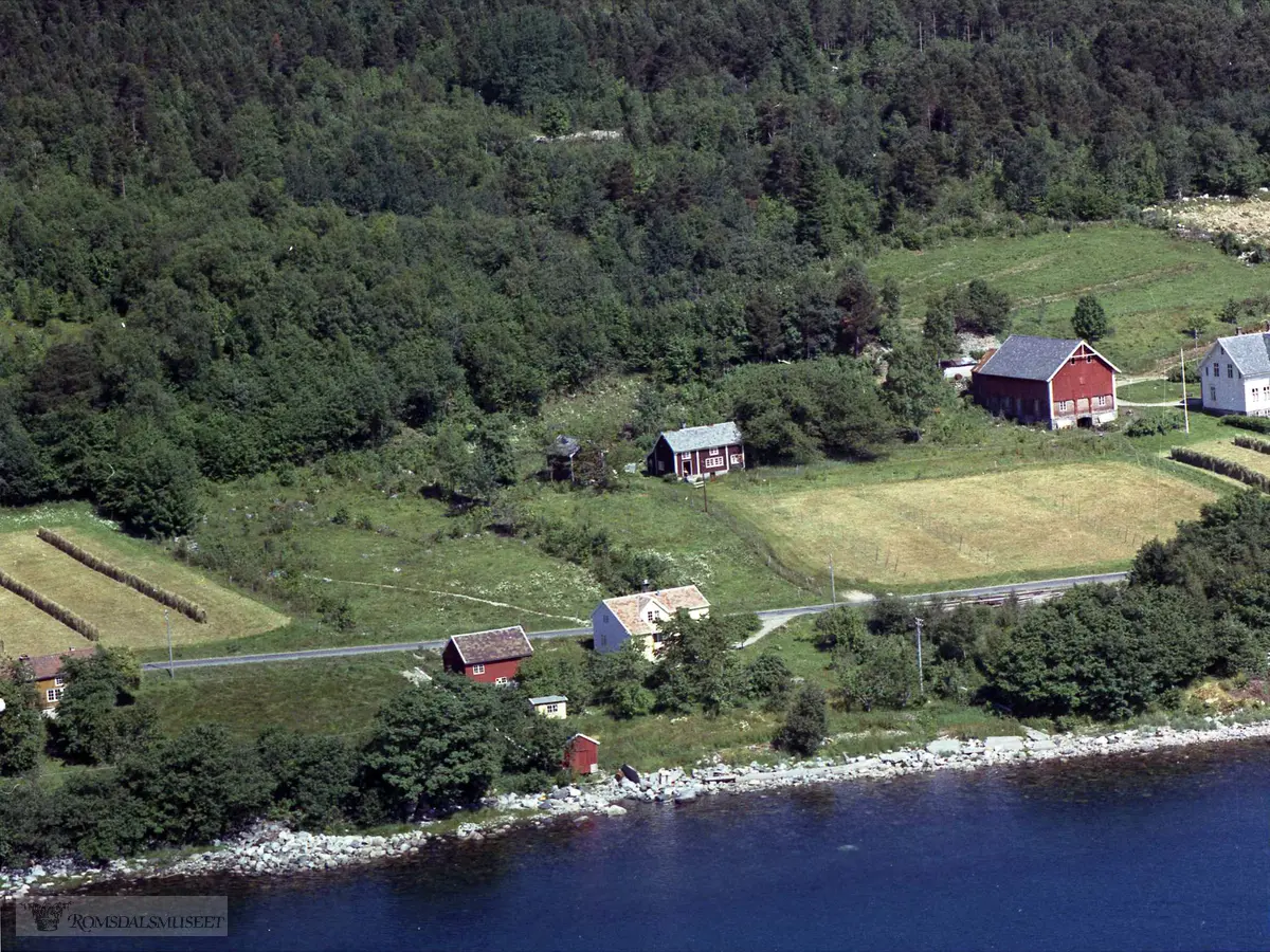 Midt i bildet ligger eiendommen til Hjalles Møller..Mekstranda. Kåsen, Olaug