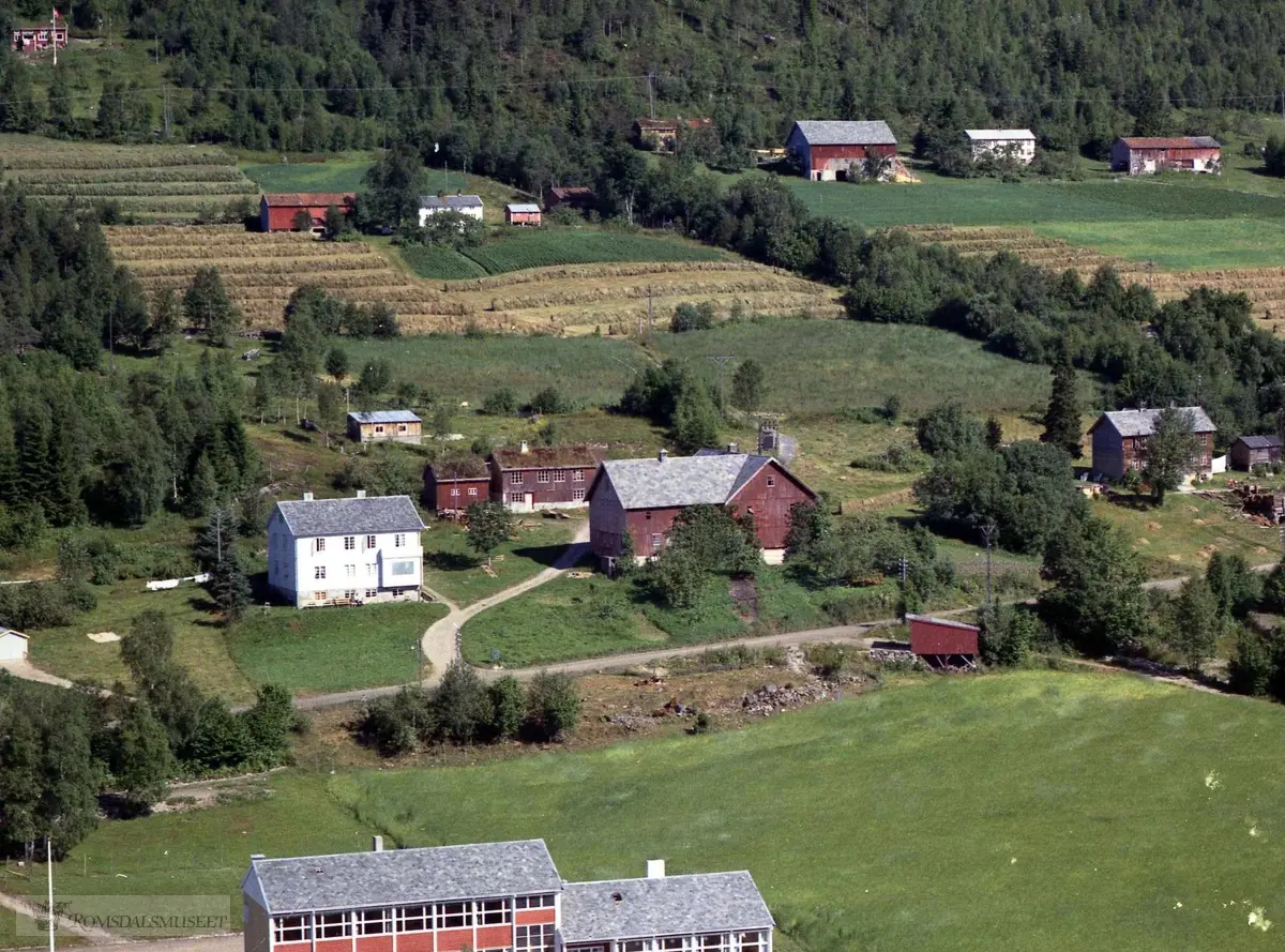 Kleive, Groven, Romuld med Groven skole i nerkant av bilde.