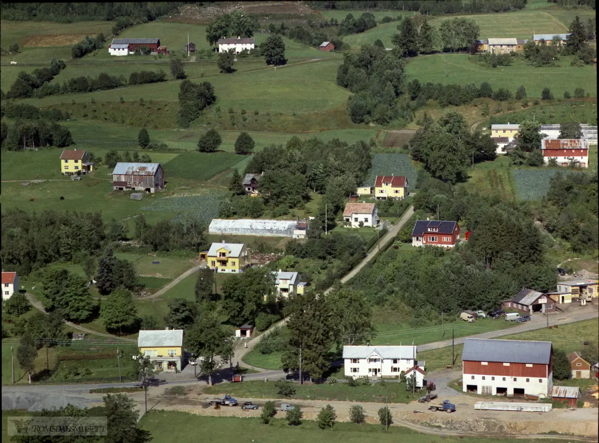 Årø, krysset Fannestrandsveien (foran den nye Fannestrandsveien under bygging, bak ligger den gamle Fannestrandsveien).Farstad, Oddvar - Sogneprest Hals..Nederst til høyre Ole B Aarø (Martin O Aarø) sin gard gnr 33 bnr 14..Eikrem i øvre del av bildet.