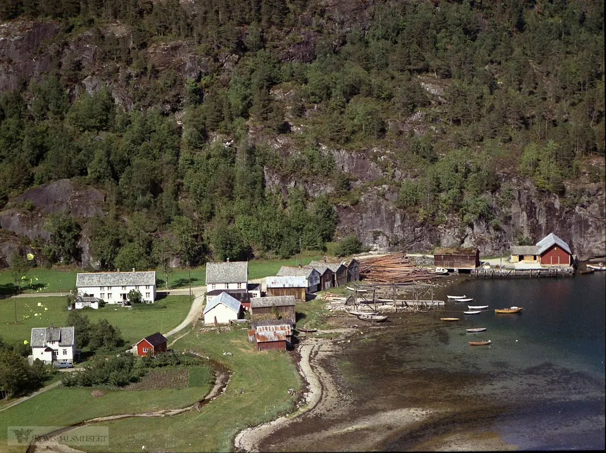 Eresfjord Handelslag. .Baker Ranvik til venstre i bakgrunnen..Lengst unna: Torjuuls pakkhus, Posthuset/Sirareitnaustet, Tellevlemmen, Joseflemmen, Ingrid Nauste/Semund Slenes sitt hus, Einar Strands naust, Olaf Solhjells lager, Torvald Husbys naust, Ludvig Lervolds naust, Marie Breviks naust, Ivar/Lars Lervolds naust.