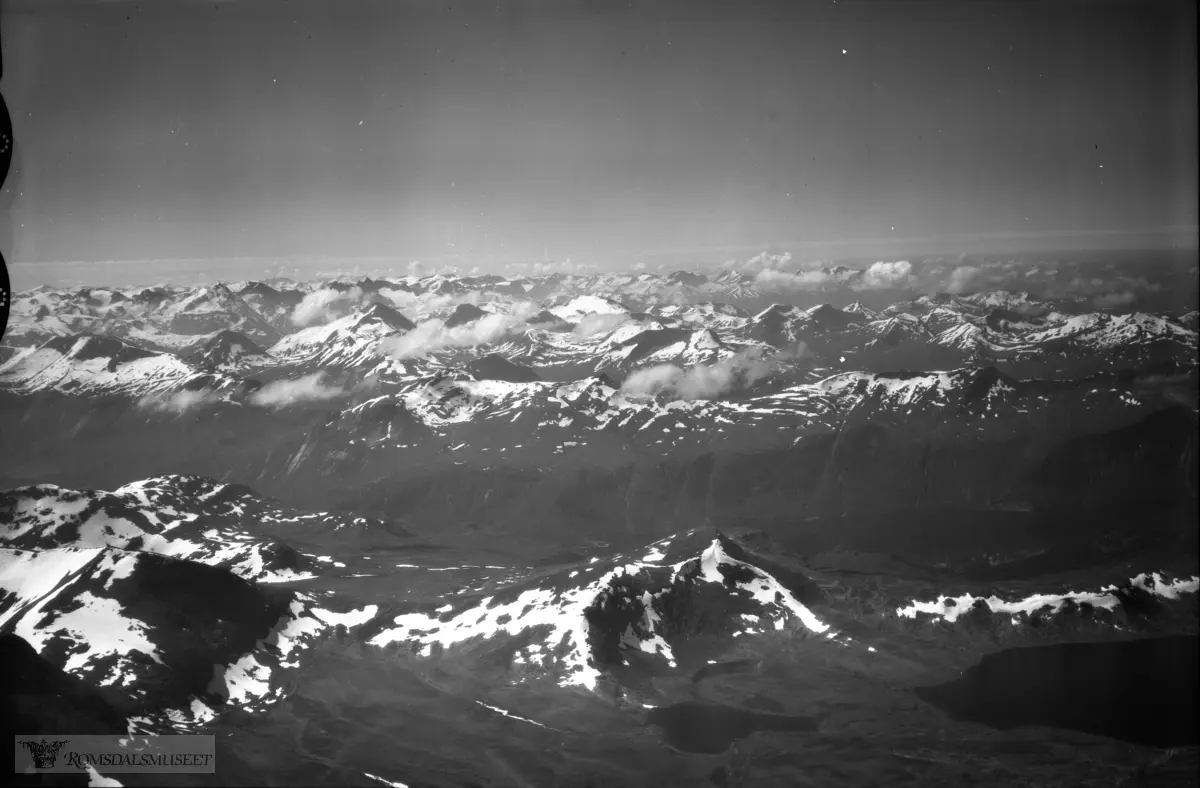 Eresfjord, Vistdalen til høyre..(Tillatt offentliggjort av forsvarsstaben 3.9.1949)