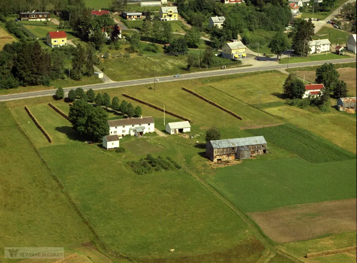 Tveikra Aarø, Aasta..Gårdene på Årøfleten ( Årøgårdene)..Gardene på nersiden av veien f.v: Bernhard O Aarø sin gard gnr 33 bnr 3, Ole Martinius sin gard gnr 33 bnr 12..Garden til høyre på øversiden av veien: Ole B Aarø (Martin O Aarø) sin gard gnr 33 bnr 14.