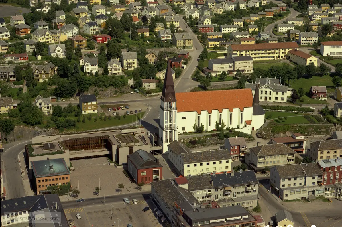 Molde Kirke, Rådhuset..På hver side av rådhusplassen: Romsdals Fellesbank til venstre innvidd 1953. Molde Sparebank til høyre.