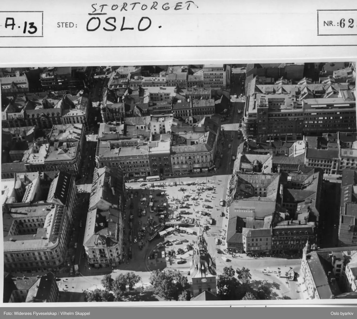Karl Johans gate, Kirkegata, Kongens gate, Stortorvet, Grensen. Spiret på Domkirken. Stortorvet. (Flyfoto)