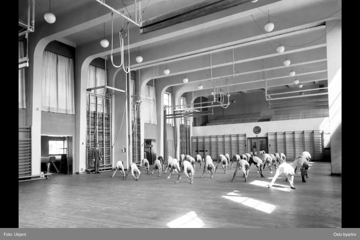 Linjegymnastikk, turn. Møllergatens skoles utvidelse, 1933 (albumtittel) (Møllergata skole)