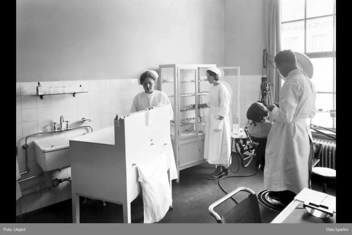 Tannlege, skoletannlege, tannhelse. Møllergatens skoles utvidelse, 1933 (albumtittel) (Møllergata skole)