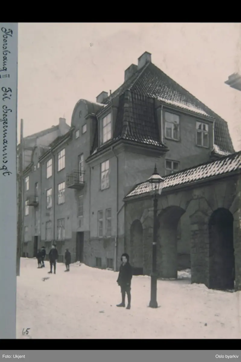 Fra kvartal II i Torshovkvartalene (Torshovbyen). Husfasade og portaler / bueganger mot Hegermanns gate. Sannsynligvis fra 1920-tallet. Albumtittel: "Fotografier over Kristiania kommunes boligbebyggelse".