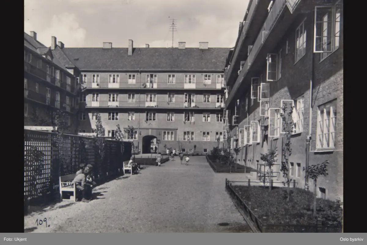 Husfasader mot indre gårdsplass i kvartalet Vogts gate, Hegermanns gate, Omsens gate (tidl. Kildals gate) og Torshovgata. Fra kvartal VI i Torshovkvartalene (Torshovbyen). Sannsynligvis fra 1920-tallet. Albumtittel: "Fotografier over Kristiania kommunes boligbebyggelse".