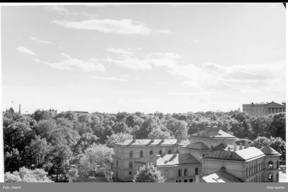Statens Kunstakademi (fra 1981, tidligere NGOs bygning) med Slottsparken og Slottet i bakgrunnen.