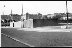 Seilduksgata. Klubbhuset ved Dælenenga idrettsplass bak til 