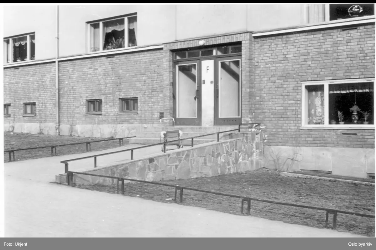 Forhage i Uelands gate med 1. etasje i teglsten. Barnevogn foran inngangsdør. sannsynligvis bygget etter at "strykejernsgården" i Uelandsgate, Diriks gate og Colletts gate stod ferdig i 1938/39.
