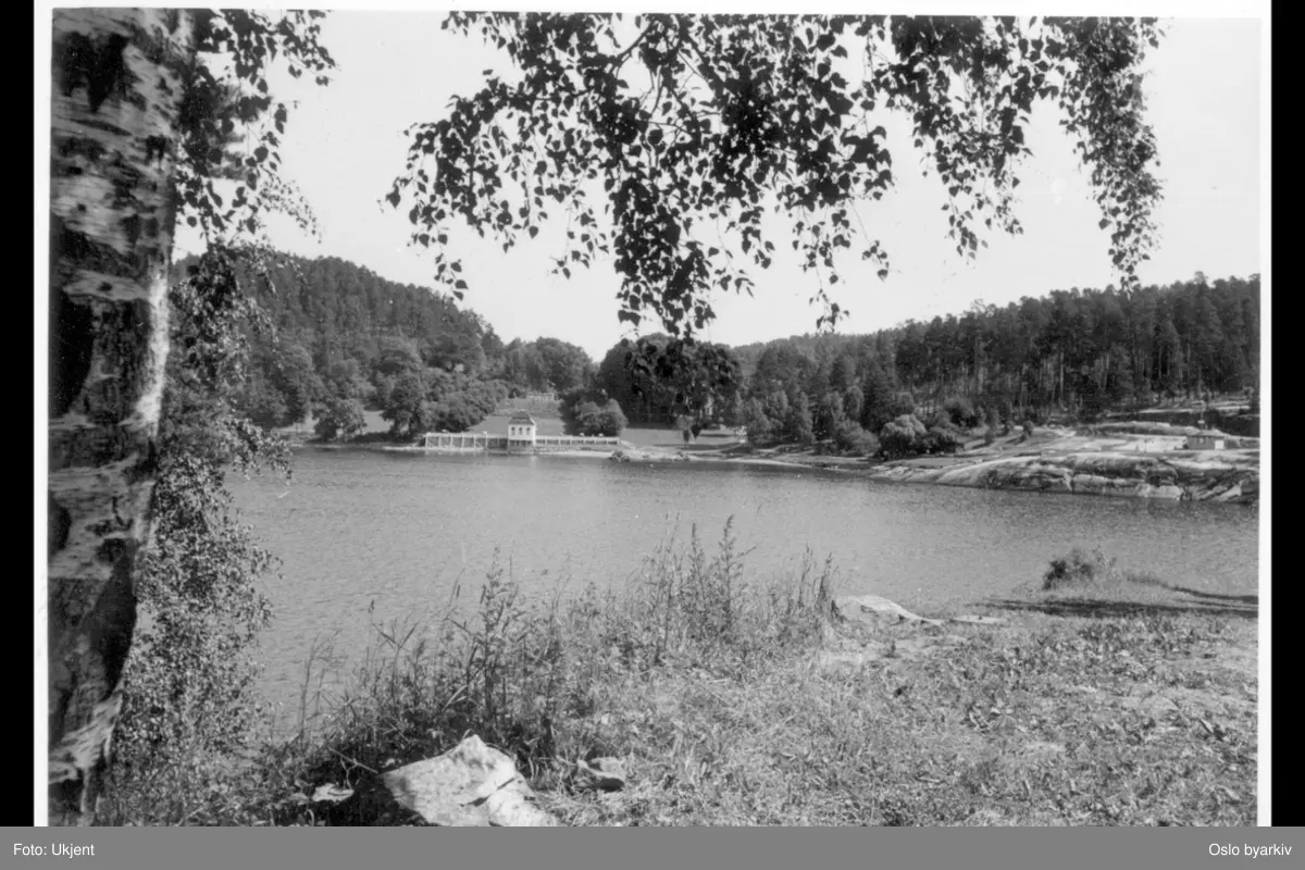 Hvervenbukta sett fra syd mot det tidligere lysthuset (rokokkopaviljongen) til Stubljan gods. Nå kiosk og kafé (uteservering) for badeplassens gjester. (Godsets hovedbygning brant ned i 1913.)