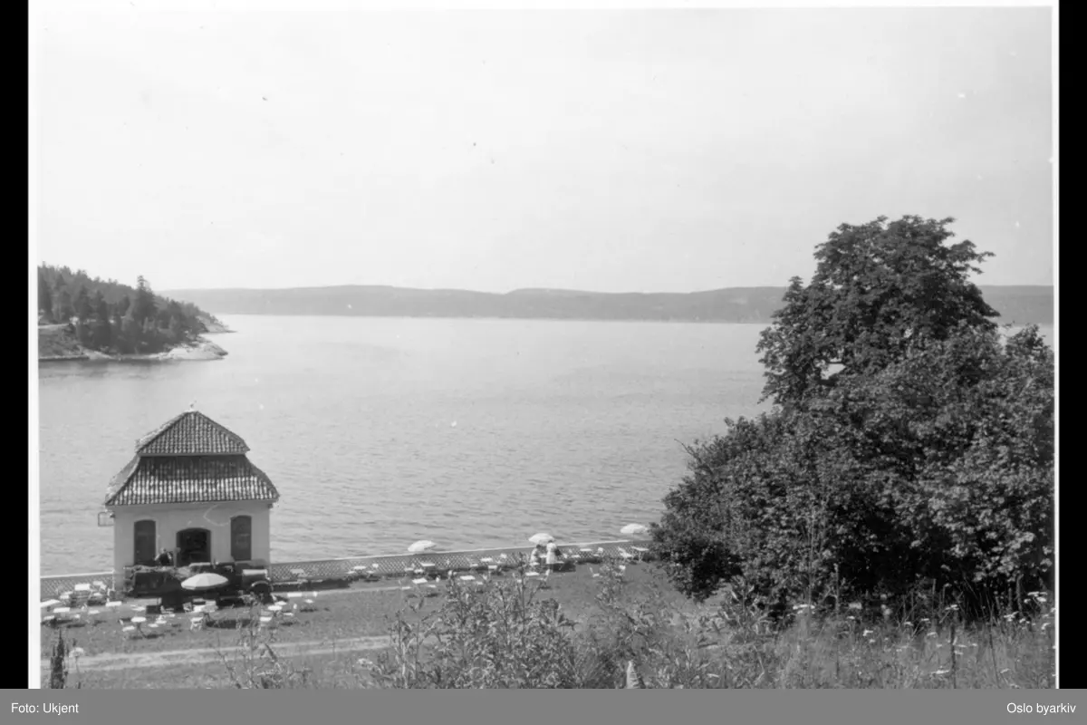 Det tidligere lysthuset (rokokkopaviljongen) til Stubljan gods, sett fra baksiden. Nå kiosk og kafé (uteservering) for Hvervenbuktas badegjester.