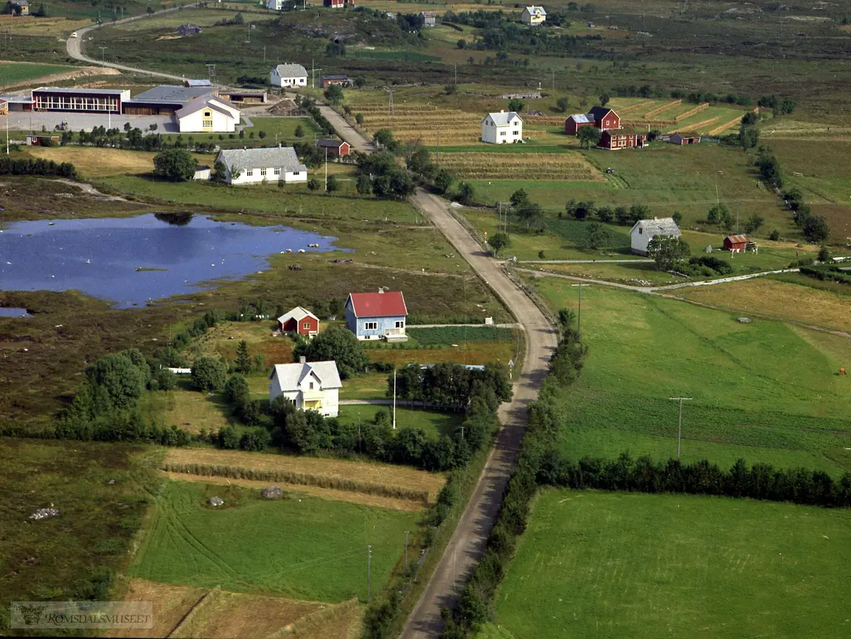 Riksjord, med skolen