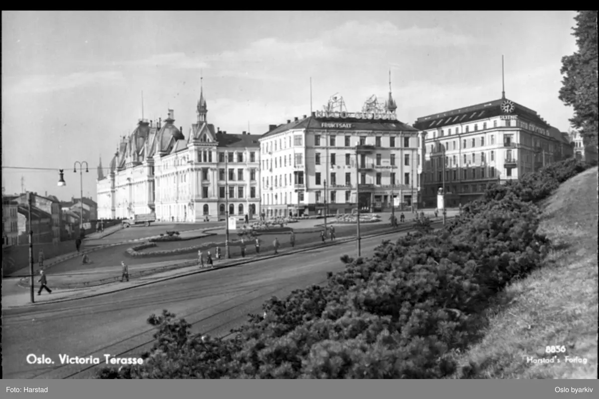 Postkort: Victoria terrasse med kupler og spir
