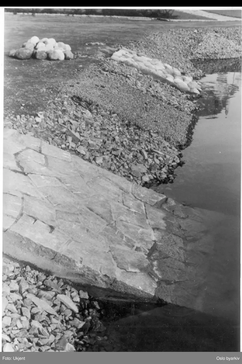 Diverse steintyper lagt i strandsonen for test. Bildetittel er noe misvisende, da selve Strandpromenaden ligger utenfor bildet. Albumtittel: "Strandpromenaden".