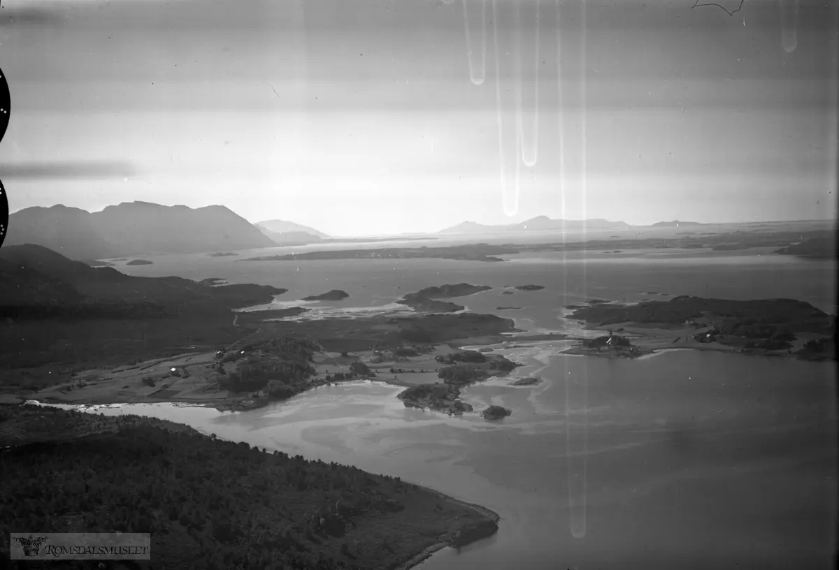 Ytre Fræna.W:"Vågøy kirke er en langkirke fra 1904 i Fræna kommune, Møre og Romsdal fylke. Byggverket er i tre og har 550 plasser.".(Tillatt offentliggjort av forsvarsstaben 24.4.1954)