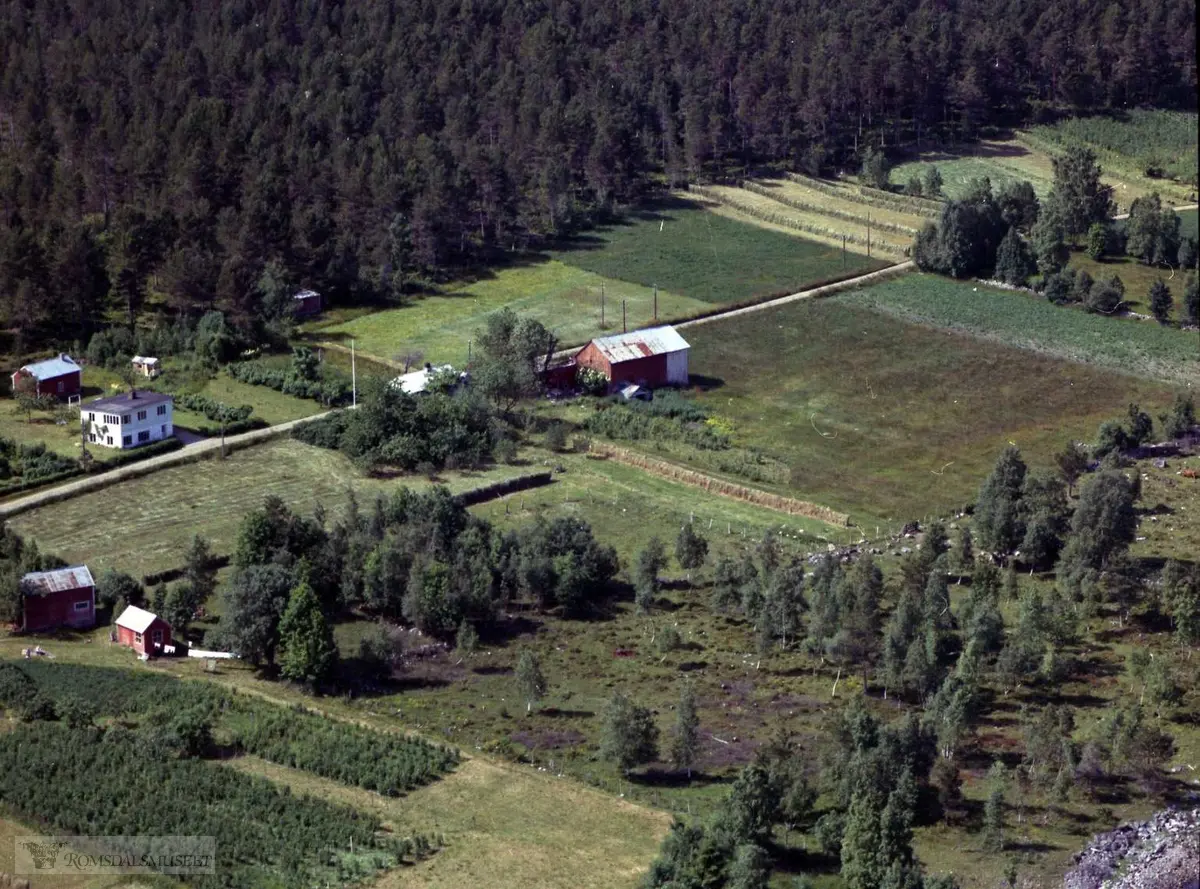 Vestnes, gnr. 51..Midt i bildet: Bnr. 30  "Inste Grova"/"Nymark". Eksisterer ikkje lenger, gått tilbake til Vestnesgarden 51/1. Husa brann ned. Opphaveleg plass under Vestnesgarden, sjølveigarbruk frå 1918. Sjå meir om husmannsplassane under Vestnesgarden i Vestnes sogelag sitt årsskrift 2010.  2) .På oversiden av veien til venstre: Bnr. 139. Tomt frådelt frå 51/30.