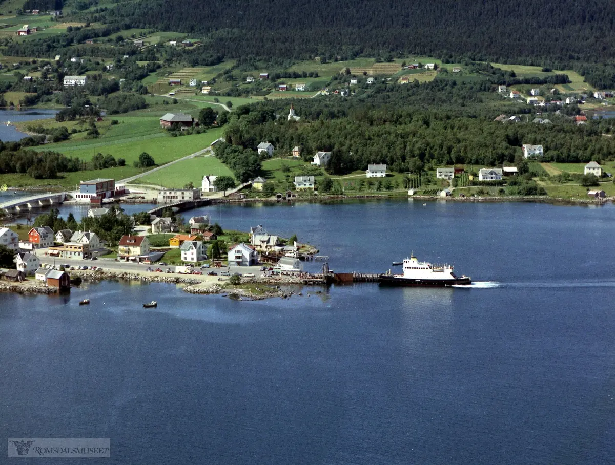 Oversiktsbilde over ein del av Helland. Vestnes og Åsbygda i bakgrunnen ...