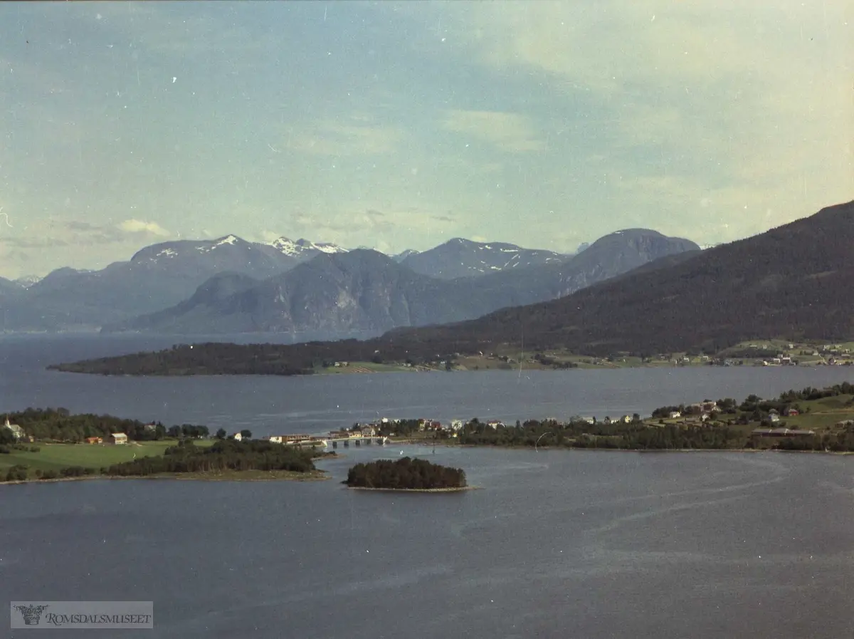 Vestnes og Helland sett frå Åsbygda. Vikebukt i bakgrunnen. Holmen i Flatevågen blir kalla "Skorveholmen".