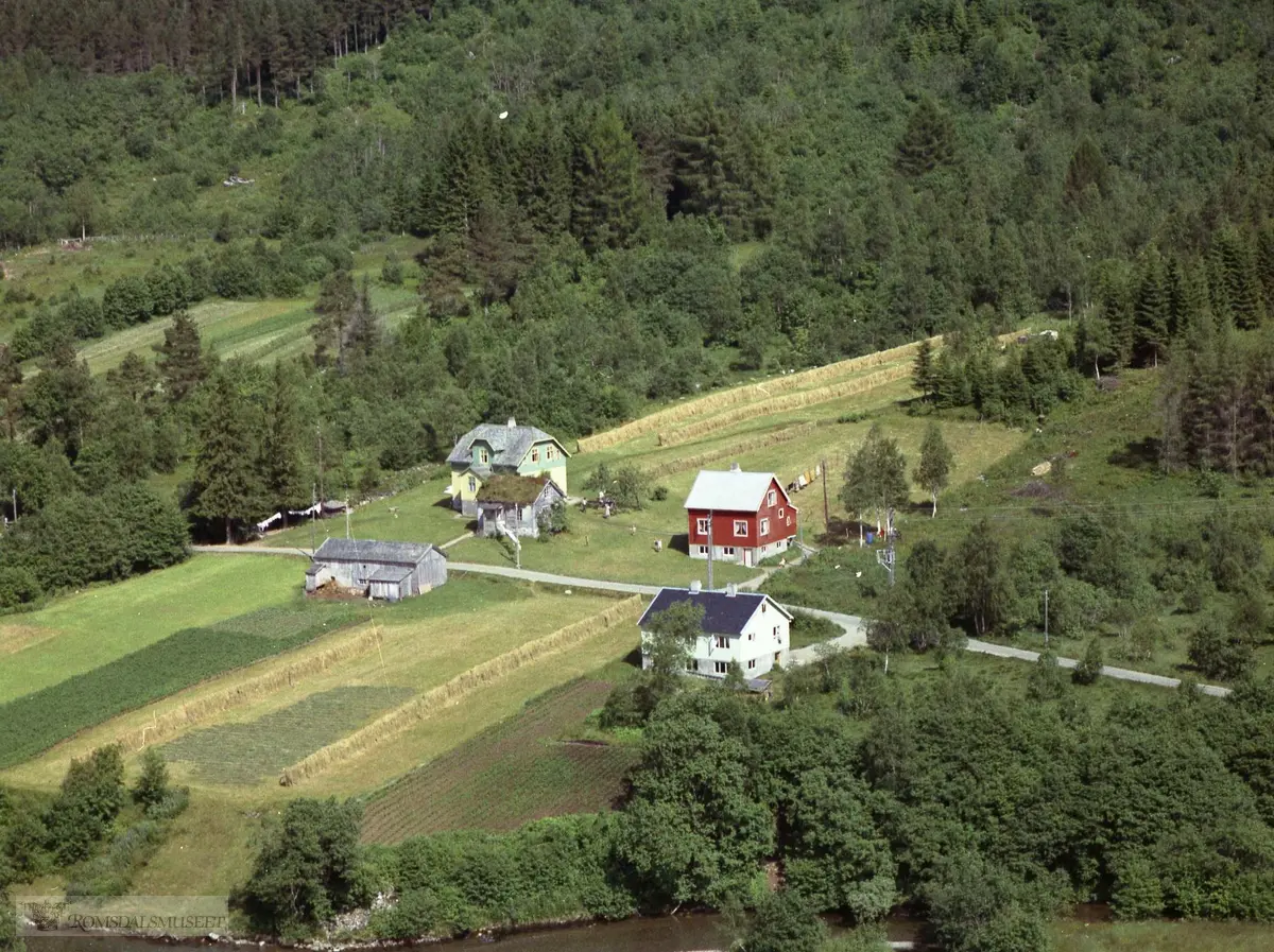 Gnr. 13 Kyrkje-Sylte..1. Bnr. 13/37 "Elvebakken" (OR1:296). Ingolf Øvstedal bygde her i 1953..2. 13/38 "Soltun" (OR1:296). Toralf Lange bygde her i 1954..3. Bnr. 13/15 "Nyhagen" (OR1:292).