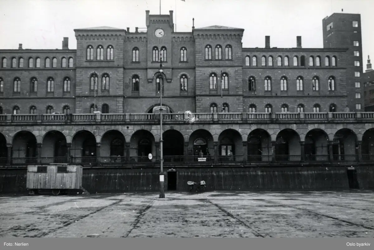 Nytorvet (Youngstorget fra 1951), Hovedpolitistasjonen i Møllergata 19. Basarene. Lyktestolpe, salgsbod på hjul.