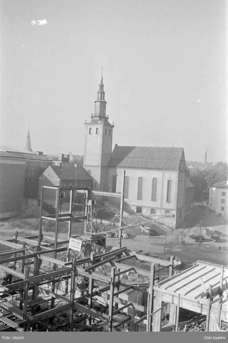 Byggeplass, Oslo hovedbrannstasjon, reisverk, stillas. Margaretakyrkan i bakgrunnen. Ved daværende Henrik Ibsens gate, nåværende Hammersborggata.