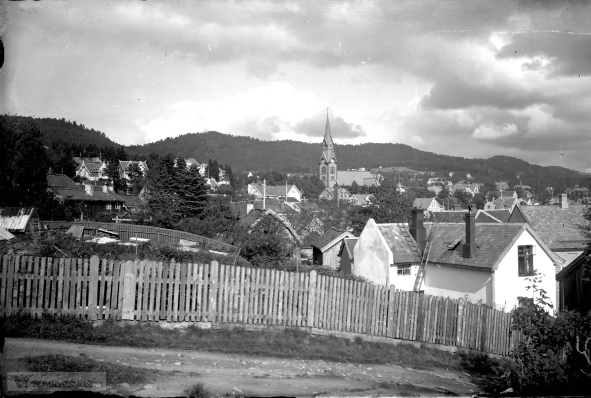 Molde by sett fra vest., Molde by med kirken sett fra vest..Molde sett fra Lethkloppen..Det store huset til venstre for kirken var fattighuset, senere gamlehjem".