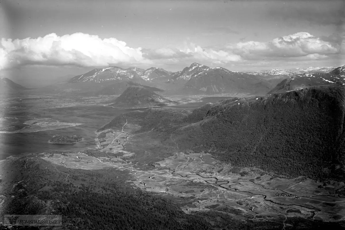 Fræna fra Jendemsfjellet..Vi ser ned i Aureosen med Aurholmen..Skoften, Beøya..Malmefjorden bak til høyre.