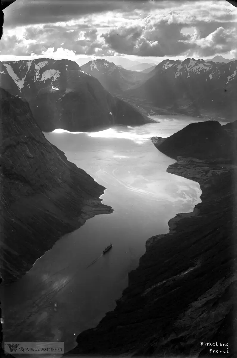 Fra Slogen ned i fjorden.