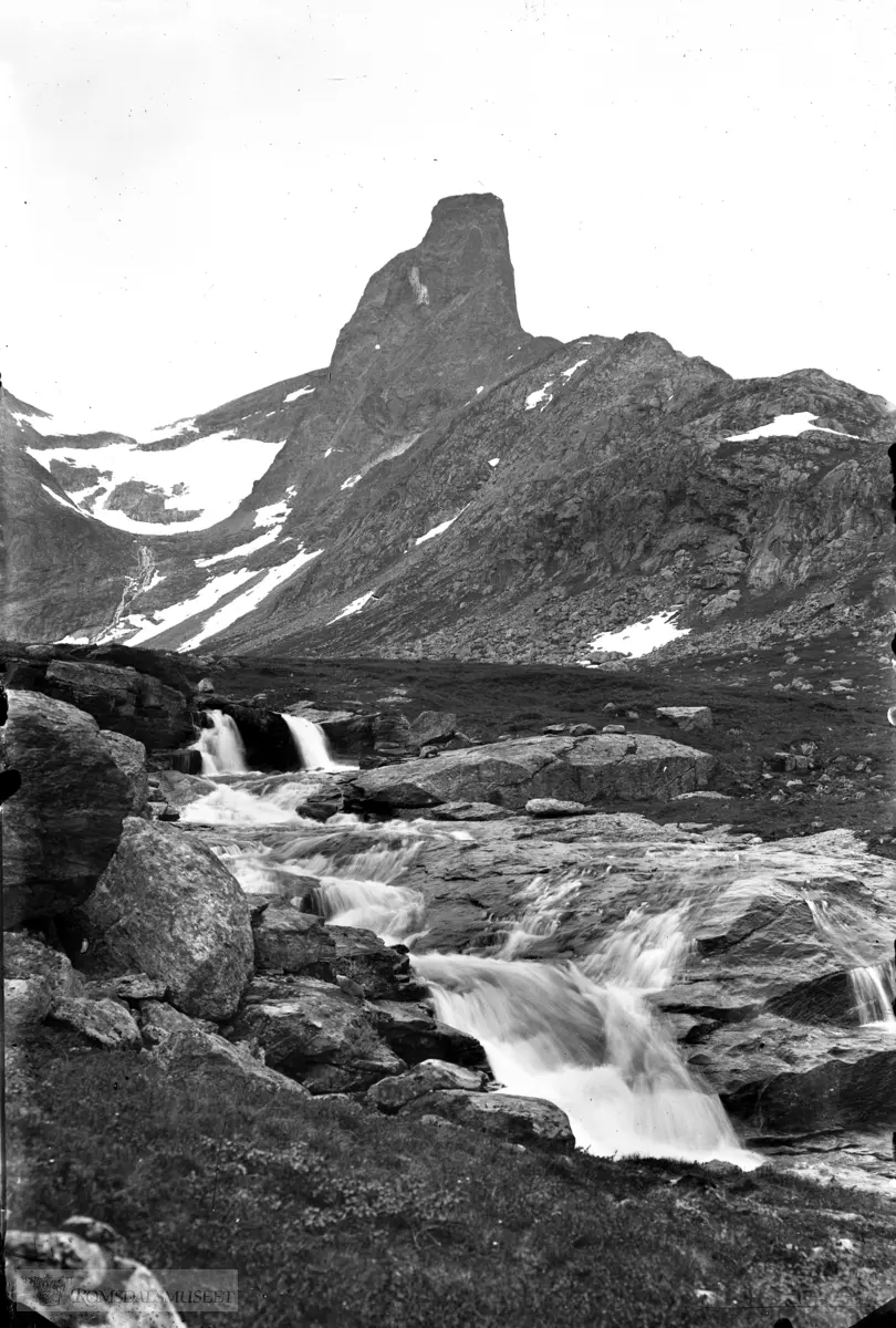 Romsdalshorn med foss.