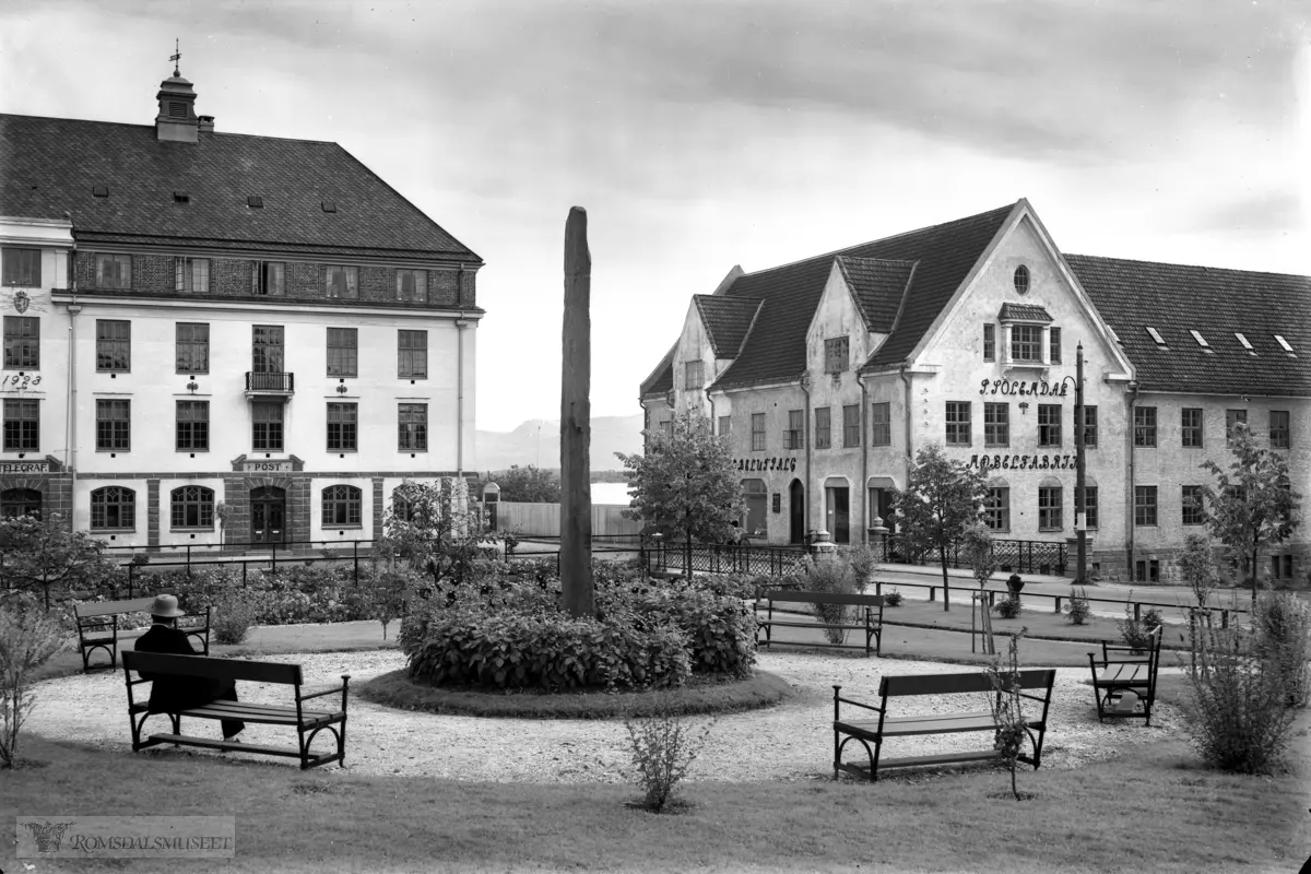 Gotfred Lies plass med Posten, Telegrafen og P.Solemdals møbelfabrikk, matr. Nr 112 i Molde 1935.