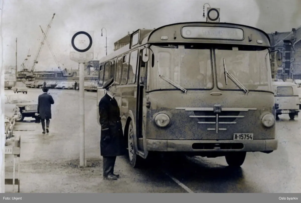 En Büssing Senator, eller "pinnevogn" som den ble kalt pga. den bitte lille girspaken, ved endeholdeplass for Sentrumsringen på Grønlands torg. Sentrumsringen ble opprettet da T-banen åpnet 12/9-66 som en slags matebuss til T-banen i sentrum. Linja var ingen suksess og ble lagt ned 17/6-67. Fotografi publisert i Dagbladet, den 30. mars 1967.