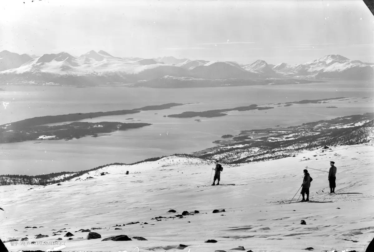 Moldefjorden sett fra Lønsetfjellet (Skårsfjellet).