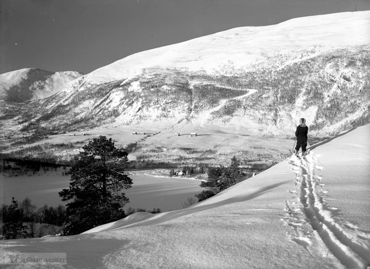 Melsetra med Urfjellet i bakgrunnen, Skarvatnet til venstre.