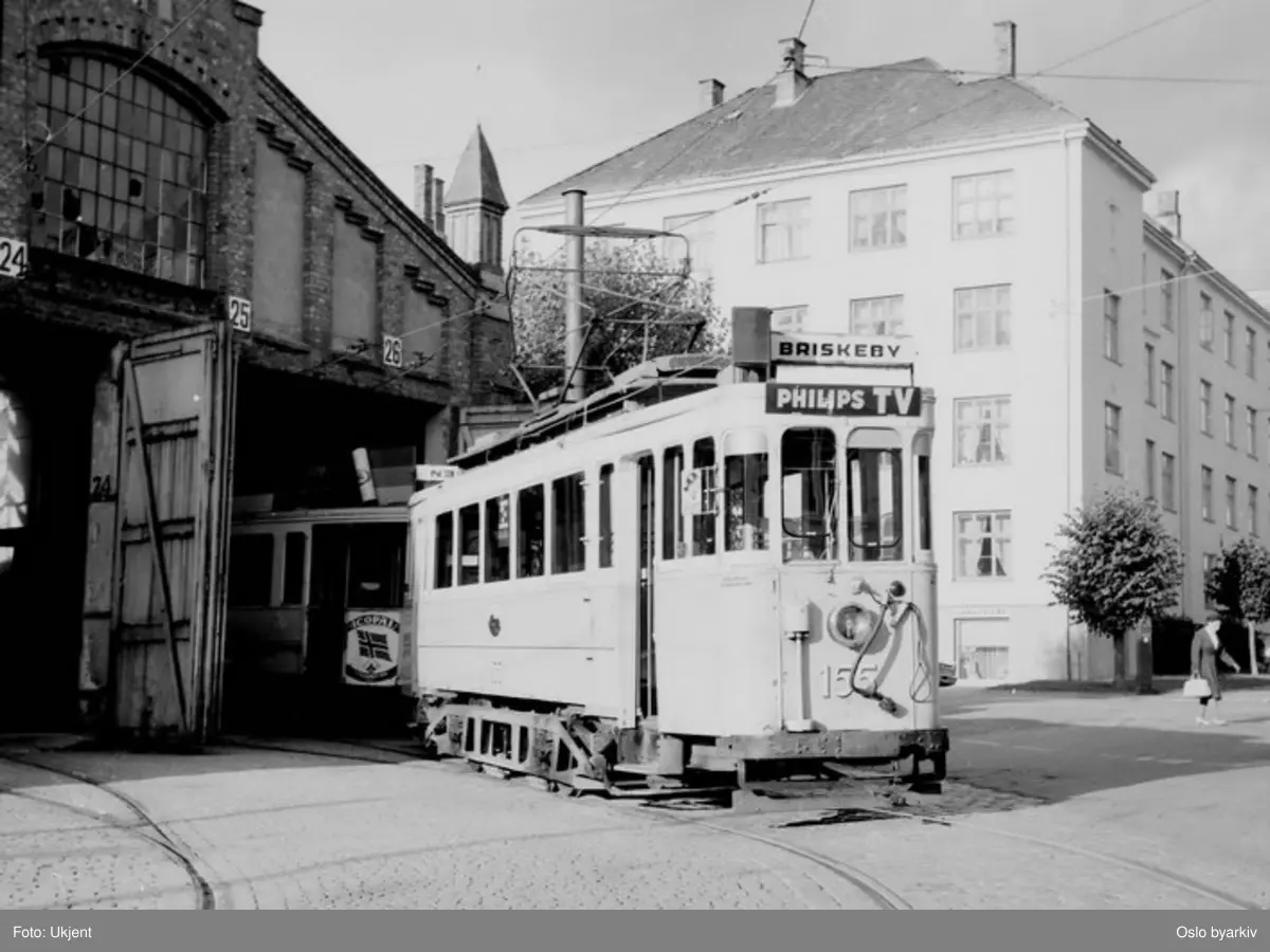 Oslo Sporveier. Motorvogn, Brillvogn 155 med tilhenger, linje over Briskeby kjører ut av vognhallen på Majorstuen.
