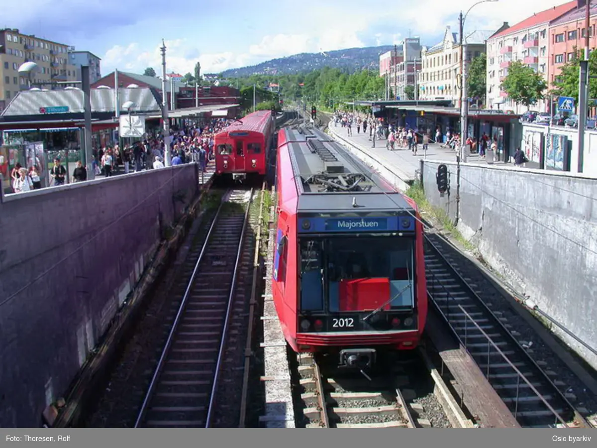 Oslo Sporveier. Majorstuen stasjon. Ny T-banevogntype T2000, vogn 2012 i midtsporet. Stort antall reisende.