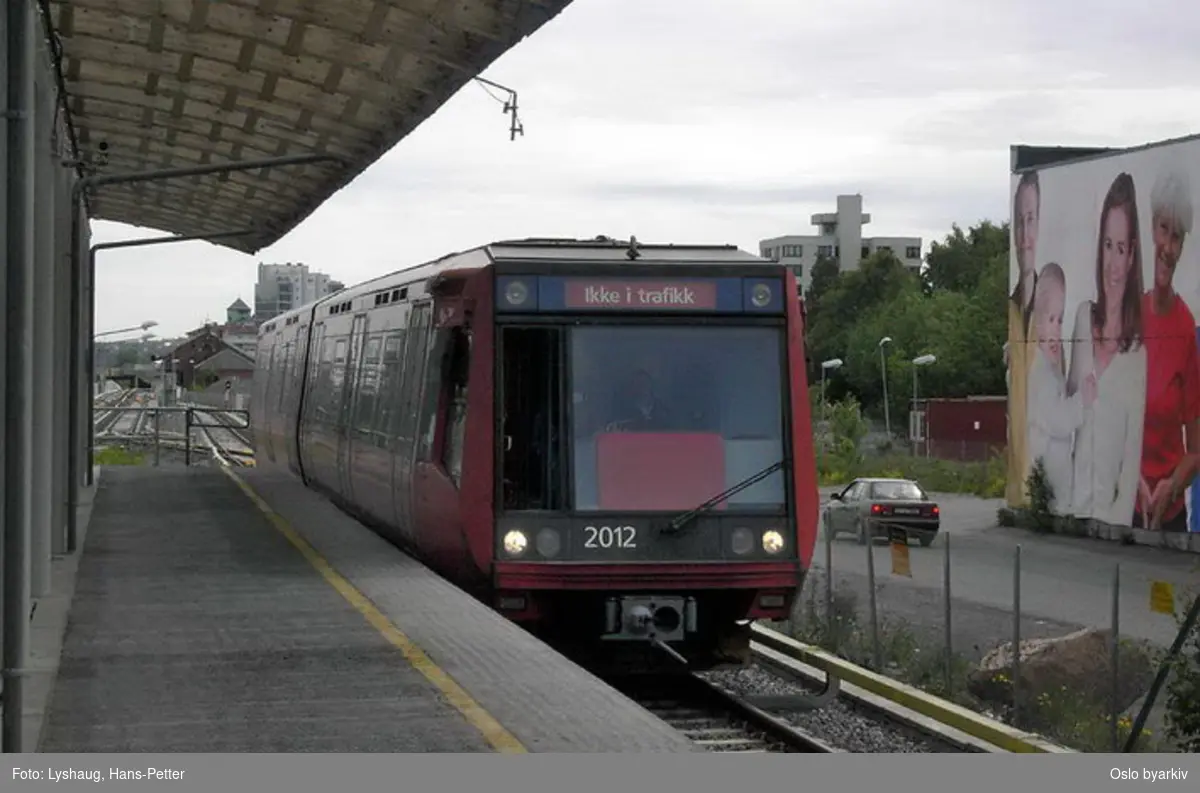 Oslo Sporveier. Ny T-banevogntype T2000, vogn 2012 prøvekjøres (juni 2006) på Ringbanen (T-baneringen), her ved Storo T-banestasjon.