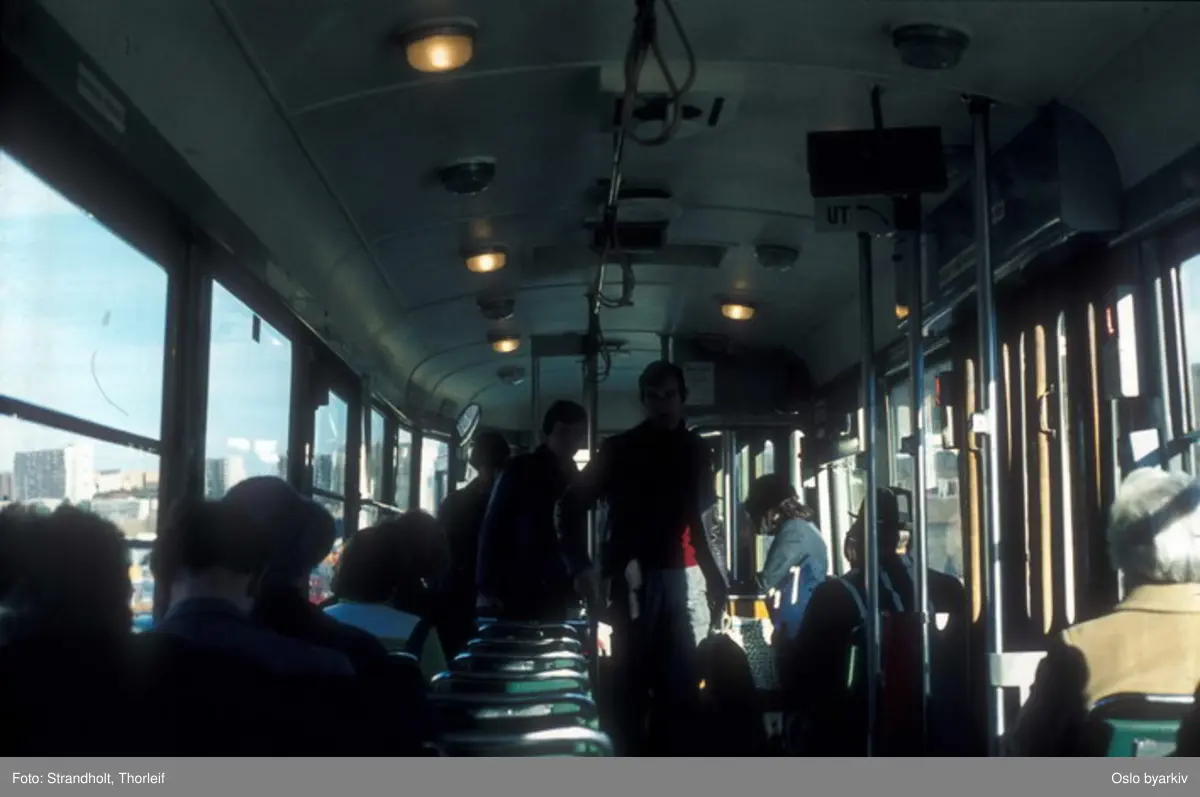 Oslo Sporveier. Trikk tilhenger 581 type STBO (tidligere Stockholmsvogn) linje 9. Interiør med reisende.