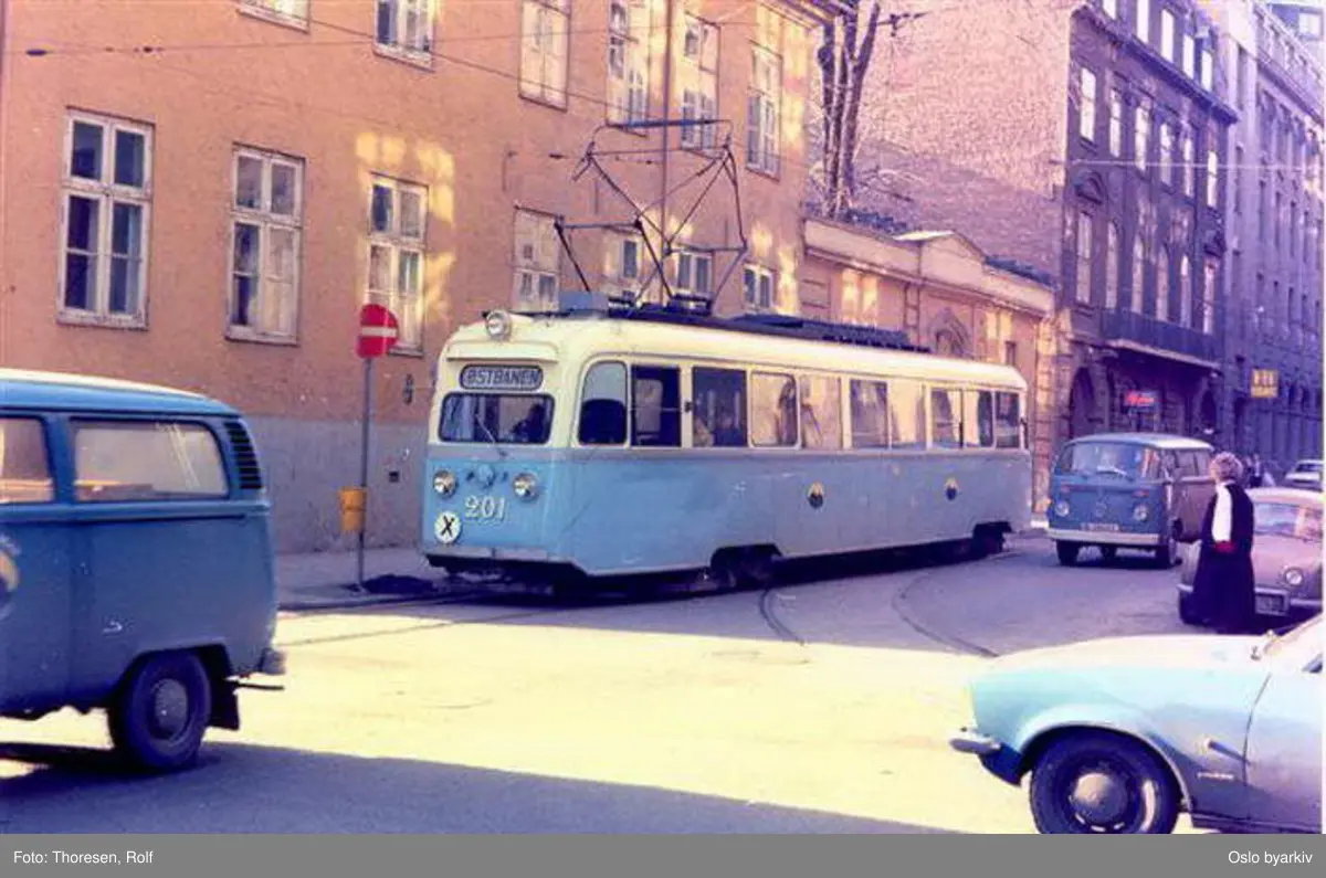 Oslo Sporveier. Trikk motorvogn 201 type Gullfisk B1 på linje 9B, Skøyen-Østbanen, i Tollbugata mot Dronningens gate, ved den gamle Krigsskolebygningen.