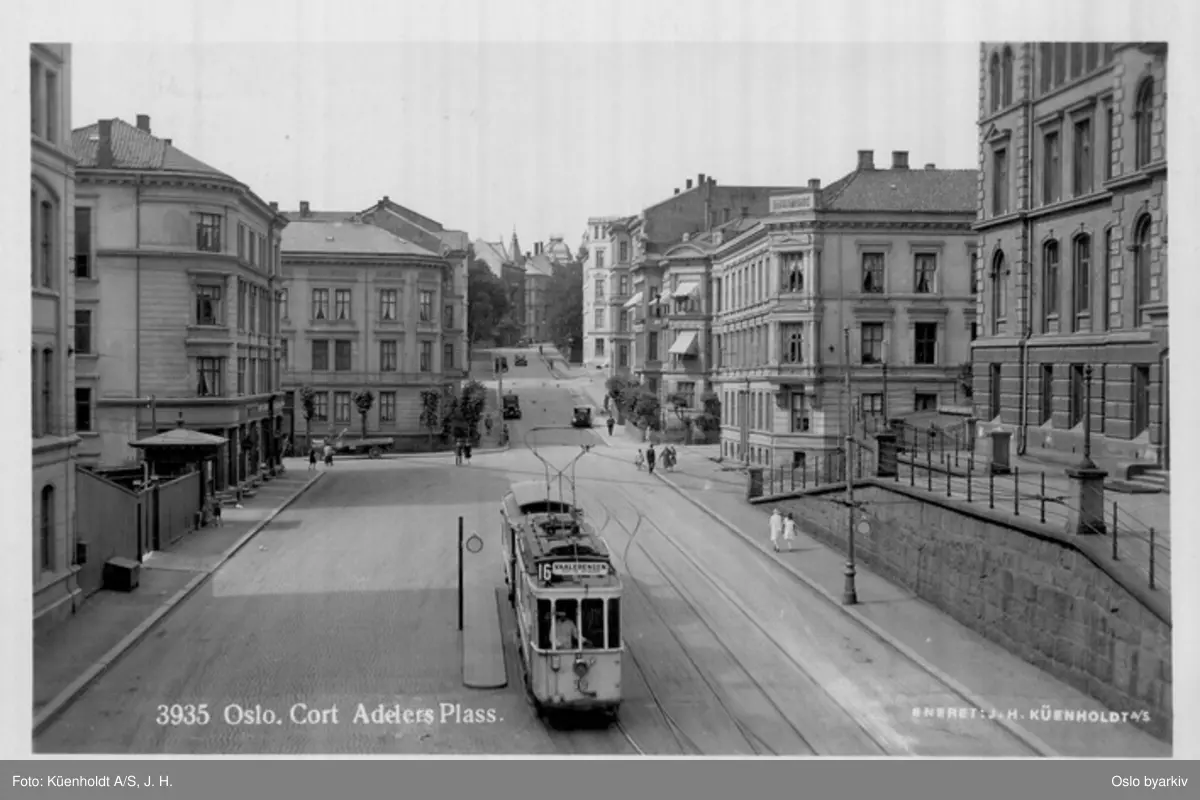 Cort Adelers gate med trikk fra Munkedamsveien, line 15. Huitfeldts gate nærmest bakenfor. Nåværende Oslo Ingeniørhøgskole til høyre. Postkort 3935.