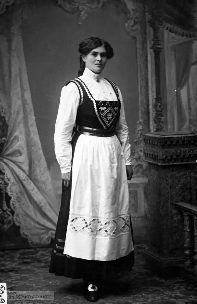 Sofie Johansen, f. Frisvoll i 1891. Sofie vart gift med Nic. Johansen og var bosatt i Molde. .Sofie var fødd og oppvokset på Reithaugen på Frisvoll...ADRESSE: Nesset       Eresfjord      Eresfjord..