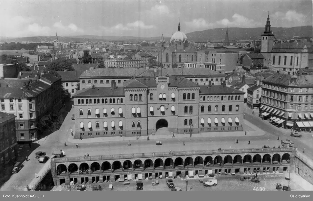 Møllergata 19 med fengselsbygningen bak. Nytorvets (Youngstorget) basar. Trefoldighetskirken, Margaretakyrkan, Deichmanske bibliotek. Pløens gate til venstre, Youngs gate. Postkort 4630.