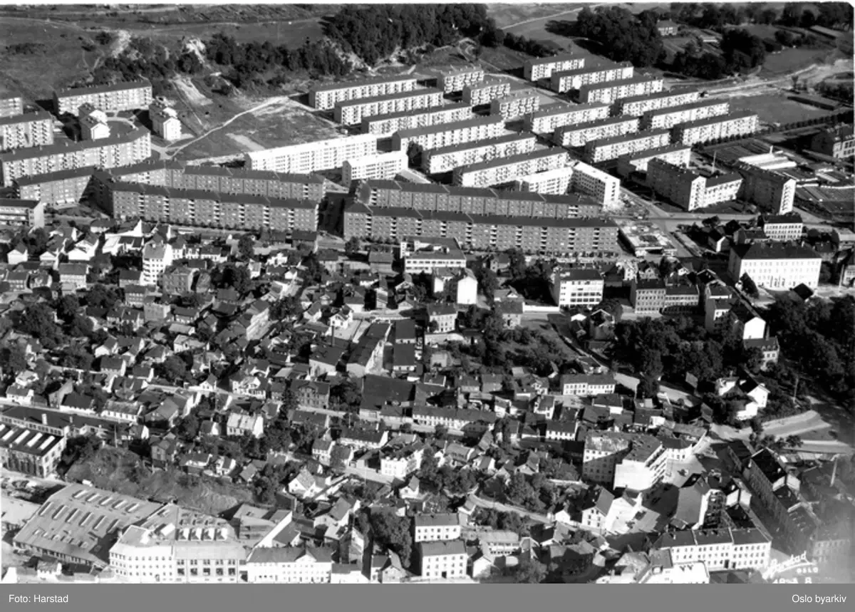 Oversiktsbilde av Rodeløkka. Småhus / trehusmiljø. Blokker langs Finnmarksgata, Sars gate og Trondheimsveien. Postkort 48 A 8. (Flyfoto)