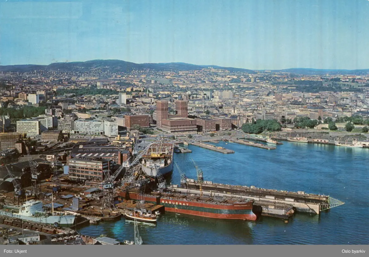 Panoramabilde. Akers mek. Verksted med skip ved Tingvallakaia og under ...