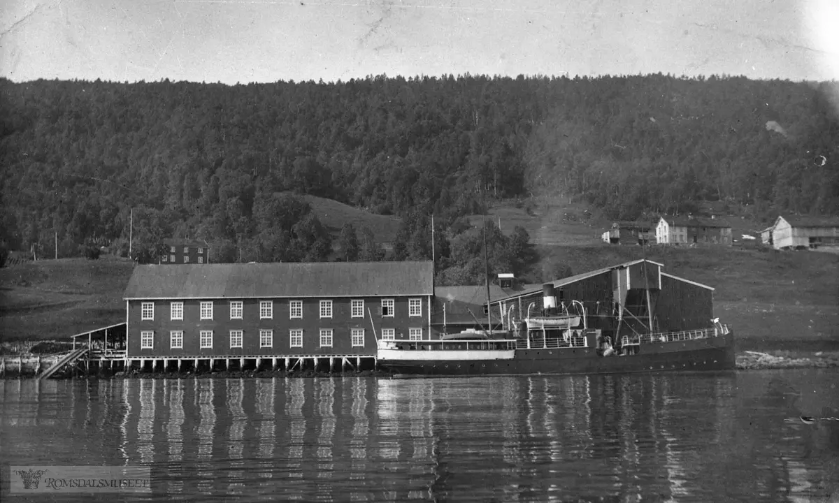 Meisal Bruk sett fra sjøen. Ved kaia ligg rutebåten "Nordmøre" som holder på og laster inn fiskekasser som vart kall "Havanna Rio-kasser" Sjå Gards og Ættesoge for Nesset bild 3, side 415.....