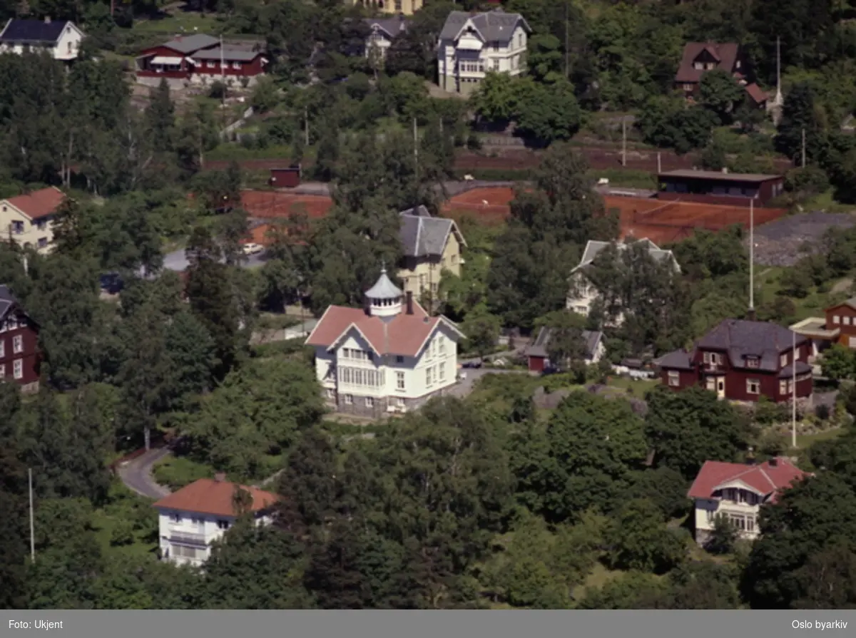 Seterveien 10. I bakgrunnen tennisbanene og Ekebergbanen mellom Bråten (til venstre) og Seter/Sæter (til høyre). (Flyfoto)